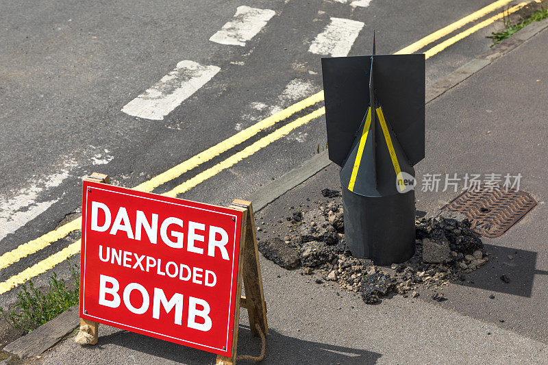 街上一枚未爆炸的炸弹。