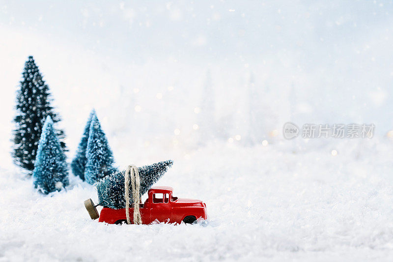 古董玩具卡车和圣诞树