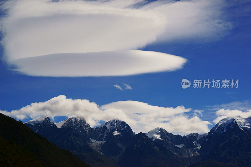 林芝在中国的雪山中，云雾缭绕。