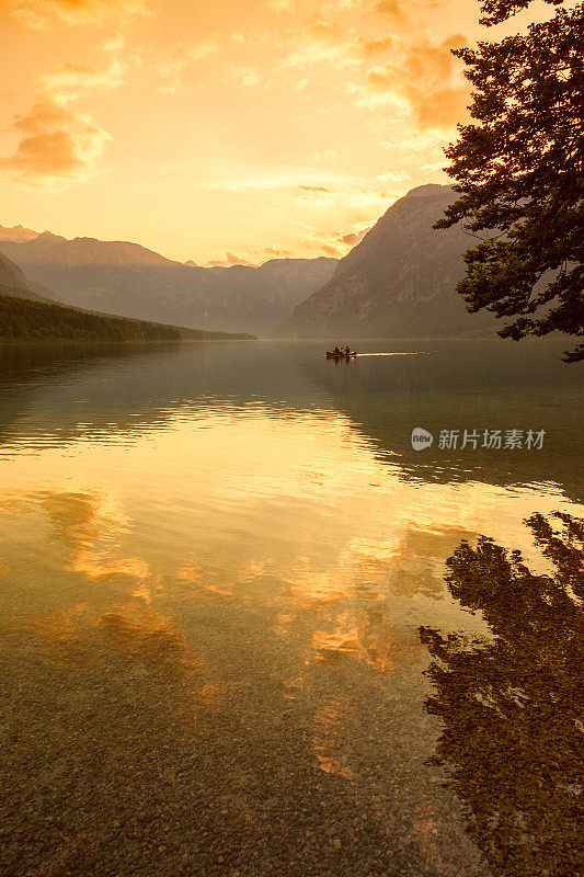 博欣日湖上的日落