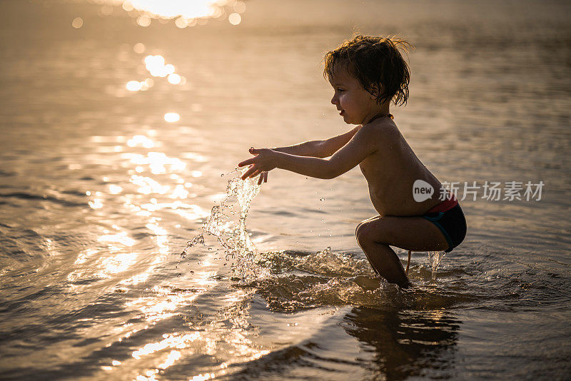 小男孩在浅水里玩得很开心。