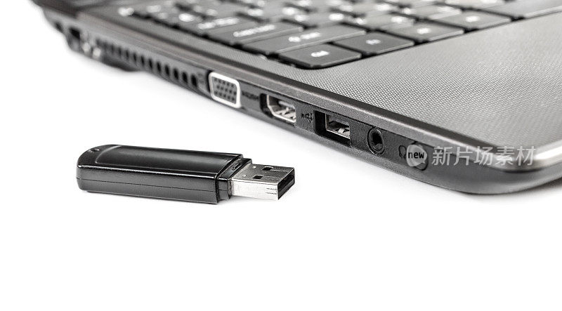 USB闪存驱动器和笔记本电脑的白色背景。