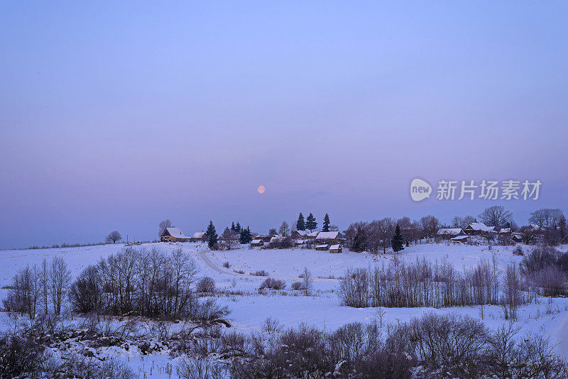 冬天村庄的月亮
