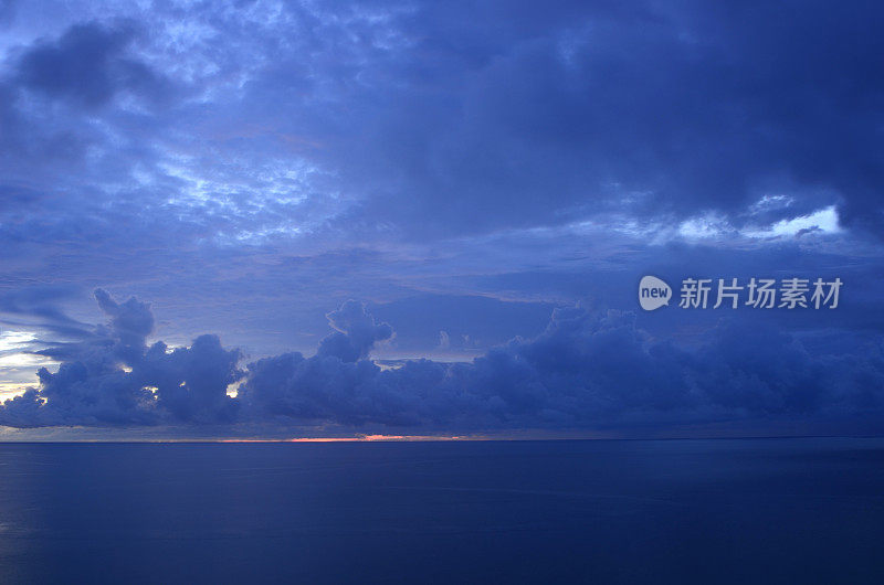 日出时大西洋上空的雷雨