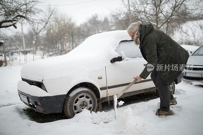 困在雪。用铁铲铲雪的人