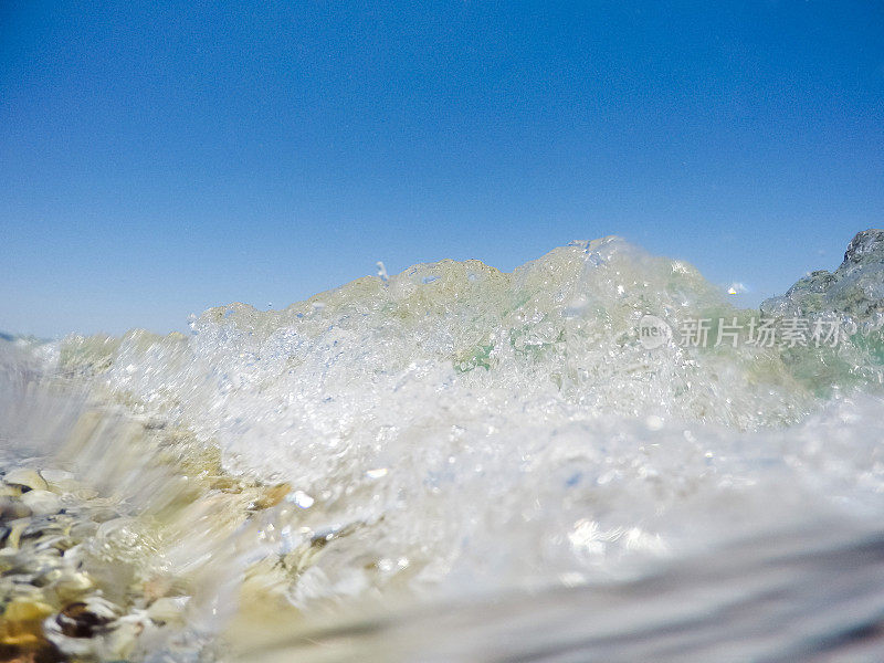 涌入的海浪拍打着相机