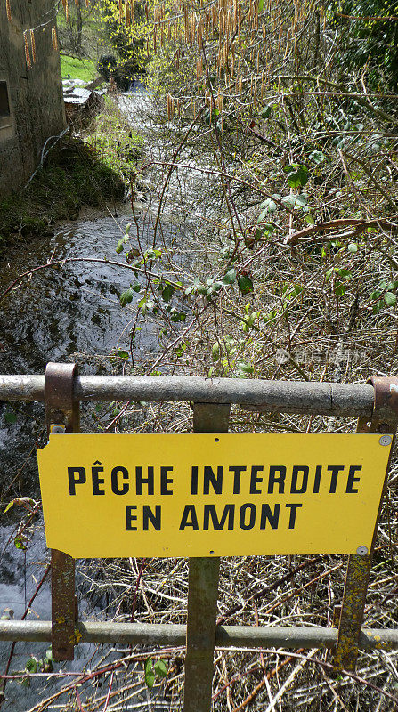 在Romainmôtier-Envy瑞士的小溪流上的旧桥上没有钓鱼标志