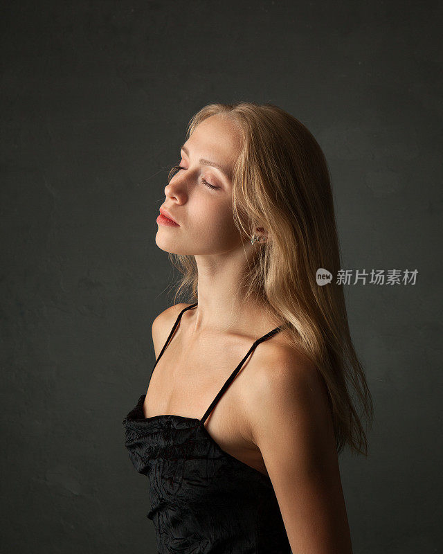 一个年轻美丽的女芭蕾舞者的特写工作室肖像