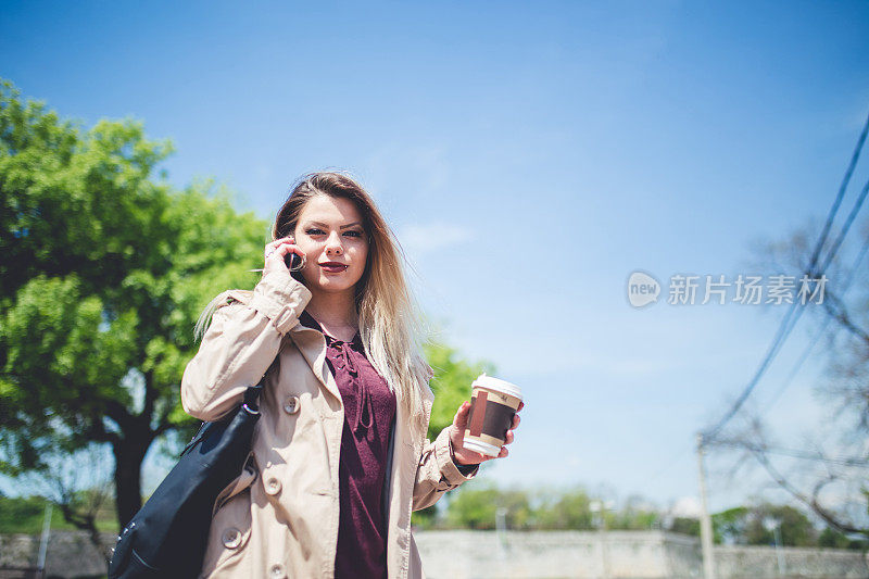 一个女人在外面喝着她最喜欢的饮料聊天