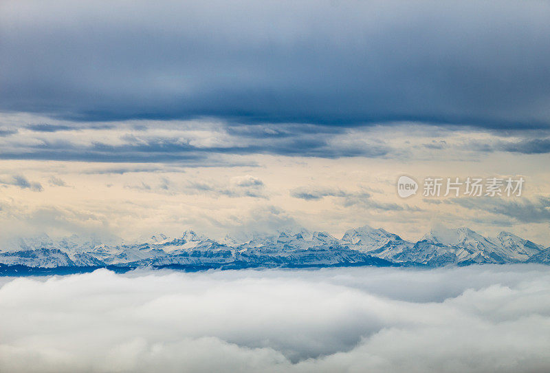 雪山之上和之下的云层