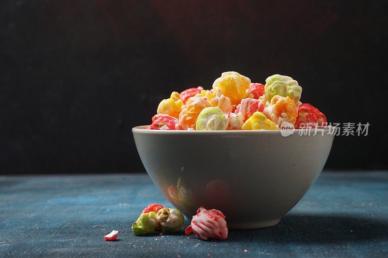 甜的食物-多颜色的Pop玉米-静物在黑暗的背景