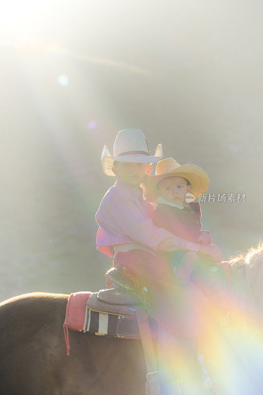小男孩和他的小表弟骑马