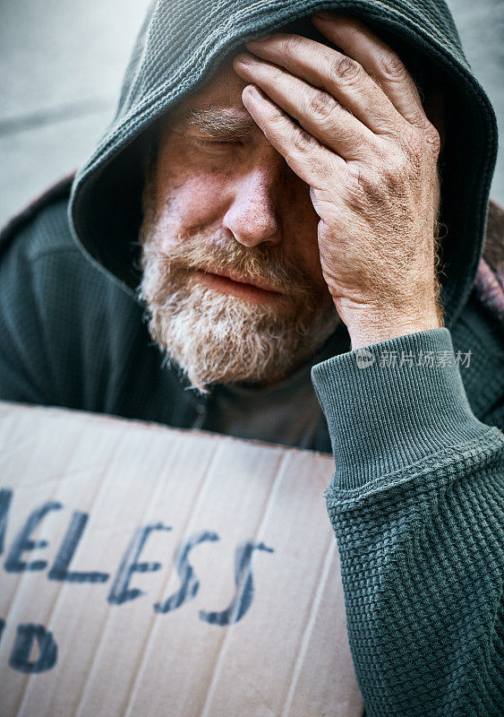 不幸的穷人举着“无家可归”的牌子