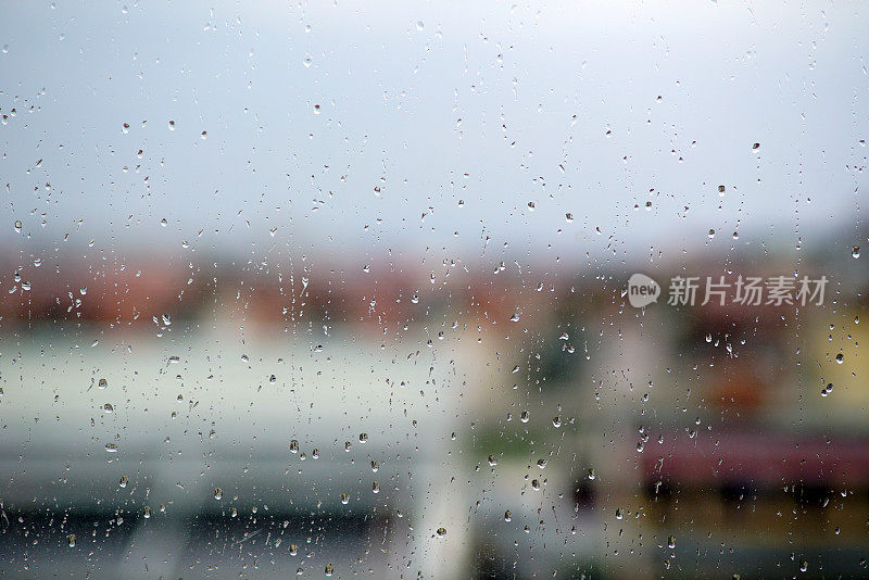 小雨打在窗口