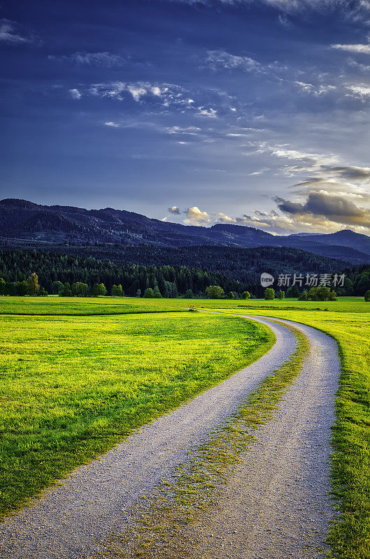 带绿色草甸的高山景观(HDRi)