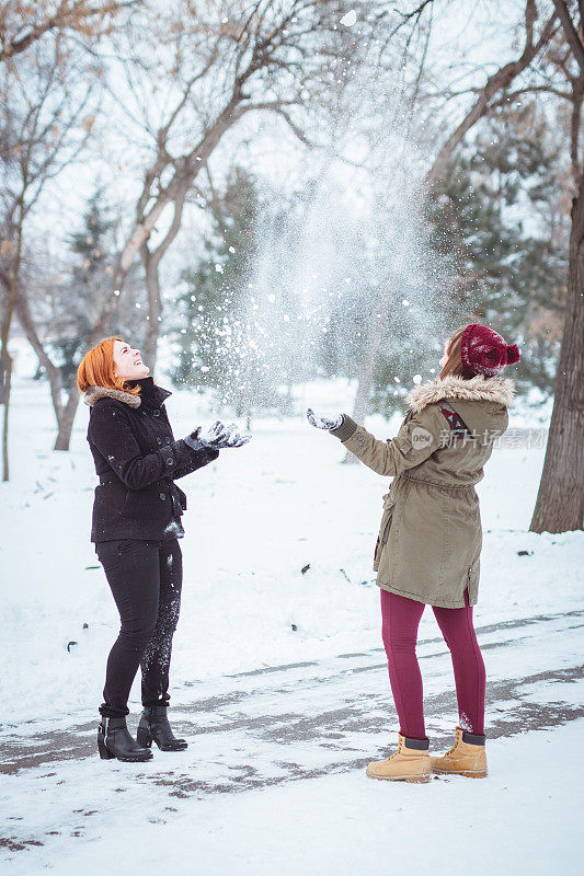 女孩们在雪地里玩得很开心