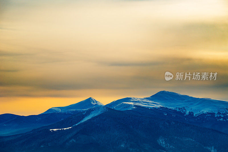 美妙的冬季夜景。