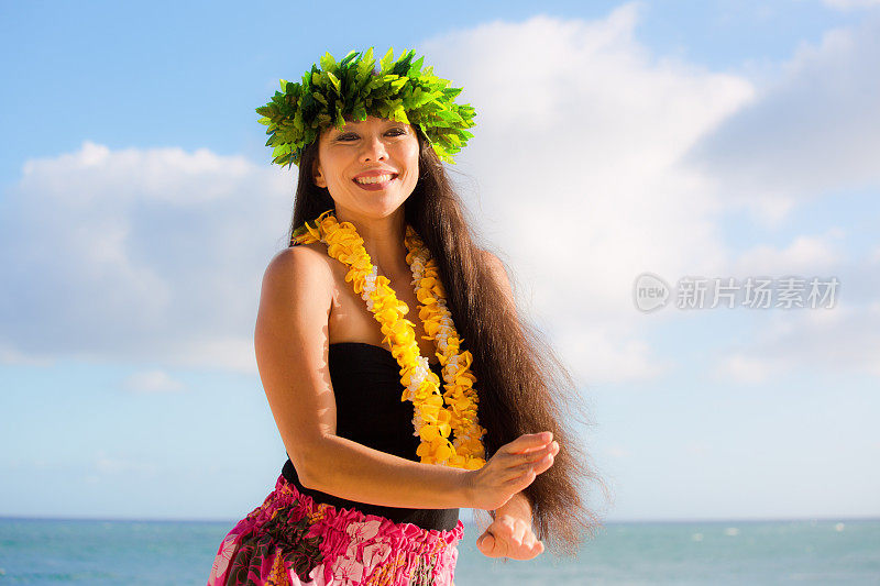 考艾岛海滩上的夏威夷草裙舞