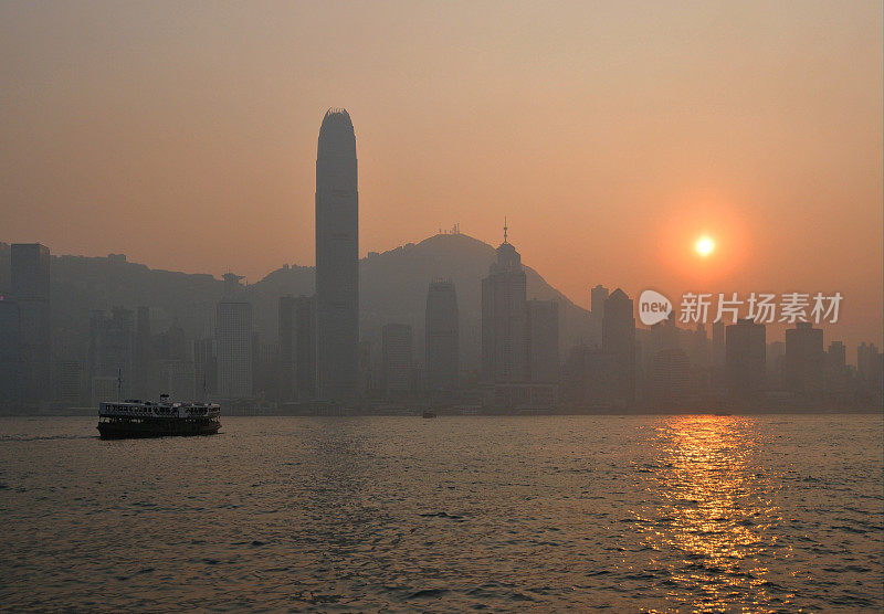 香港-日落天际线，渡轮和维多利亚港