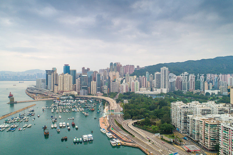 鸟瞰图的香港城市天际线和维多利亚港日落在中国