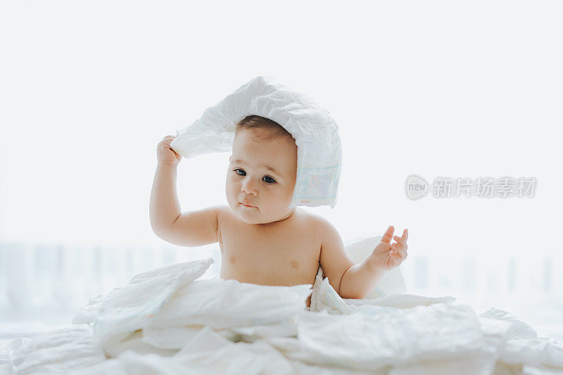 婴儿在尿布上玩