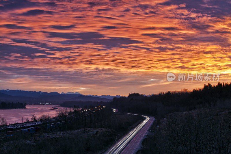 日出在弗雷泽河，BC，加拿大