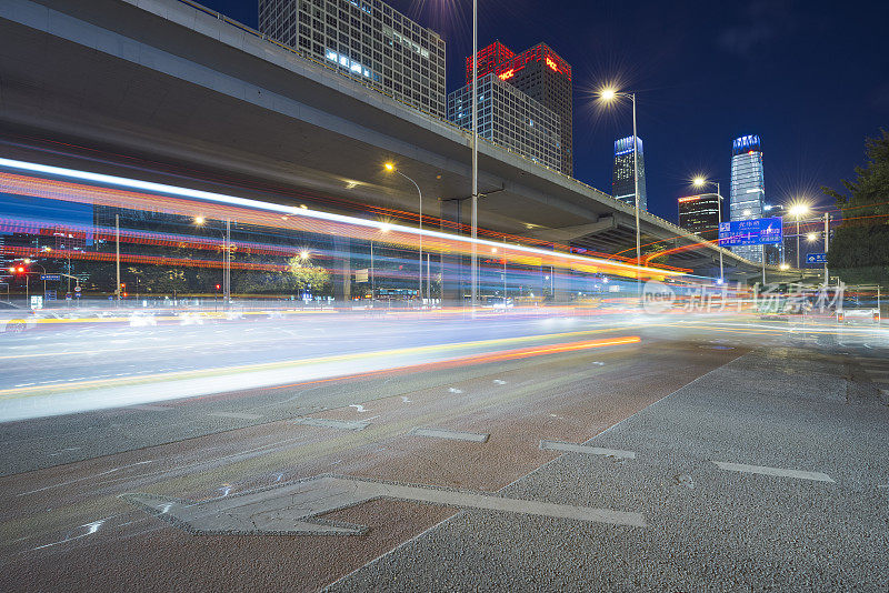 北京夜间城市公路交通