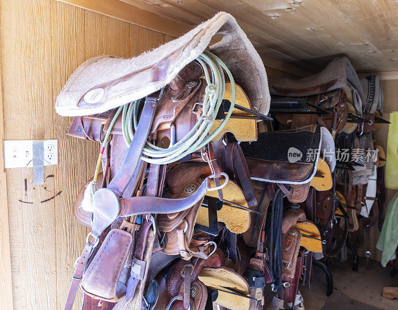 谷仓里的牛仔竞技和骑马设备