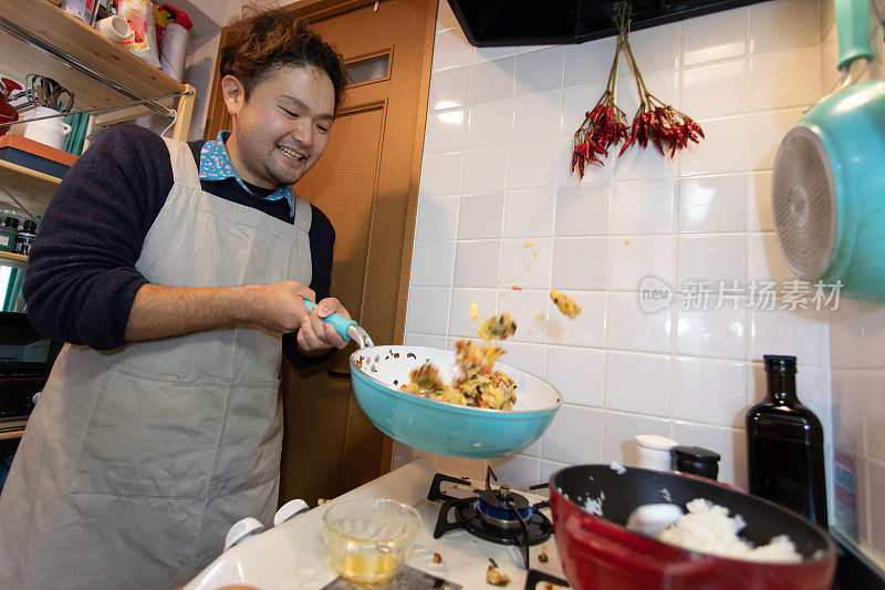 男人在家做饭