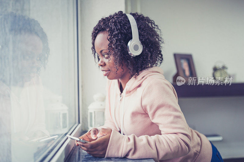 年轻的非洲女学生，在大学校园里放松和聆听音乐