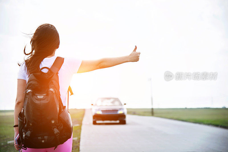 女人竖起大拇指让她搭车