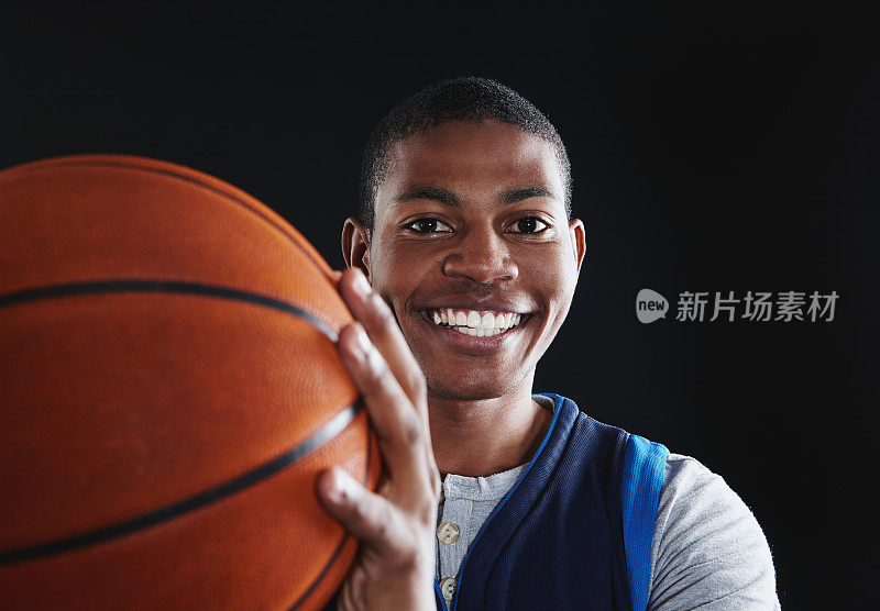年轻的篮球运动员微笑着准备投篮