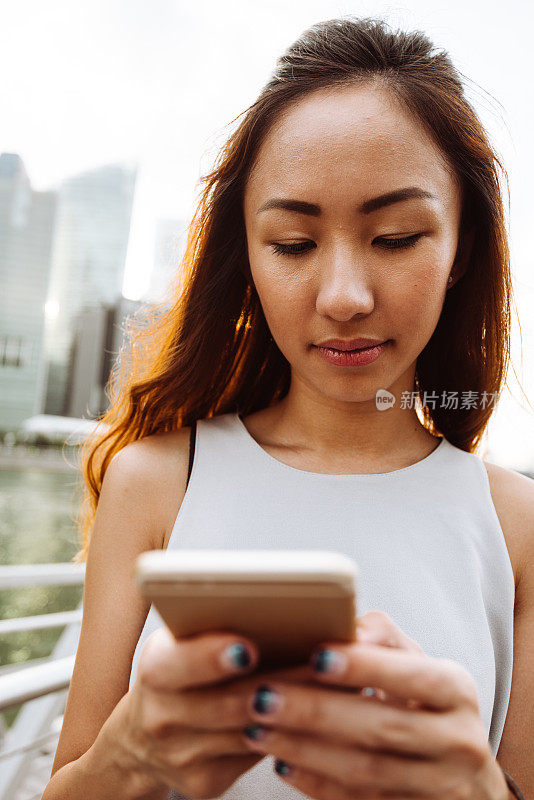 一个亚洲女人在新加坡打电话