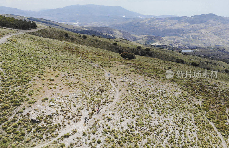 在安达卢西亚内华达山脉，西班牙的自行车下山鸟瞰图