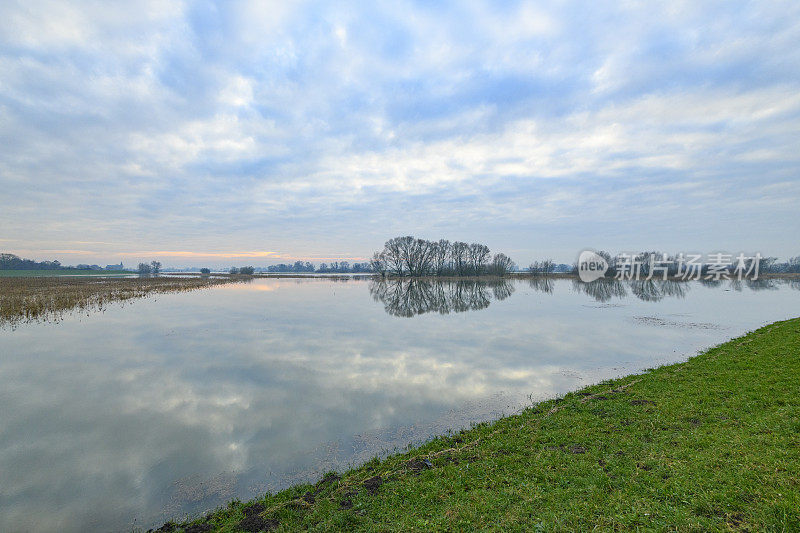 日落时分，荷兰IJssel河溢流区发生洪水