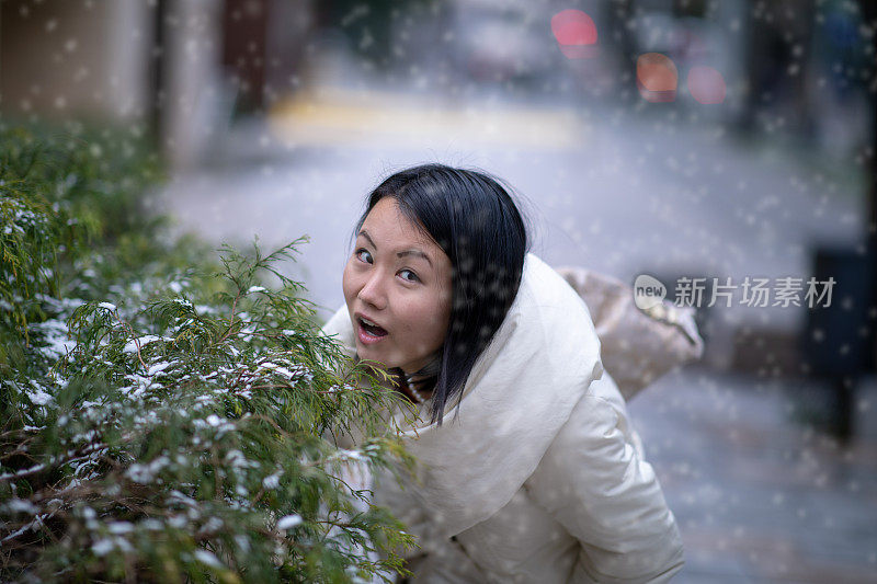 白雪覆盖的东京的年轻女子