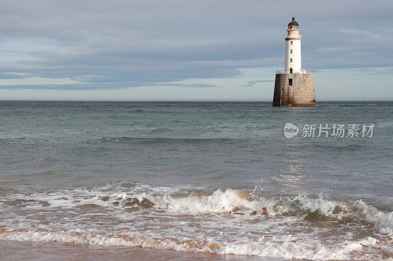 海上花岗岩平台上的白色灯塔，带有复制空间