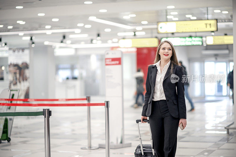 一位年轻女子走进机场候机楼