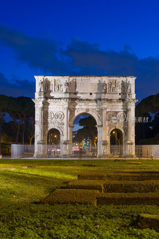 意大利罗马的铁托拱门，在夜间被俘