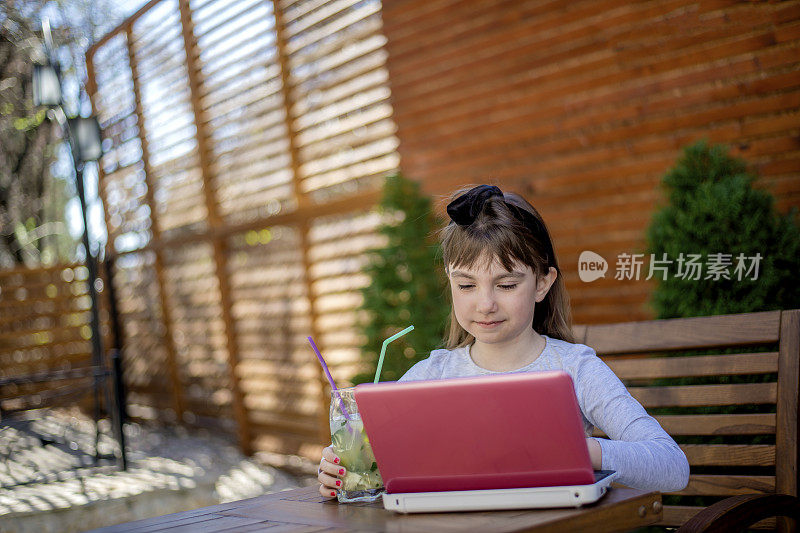 小女孩在用平板电脑