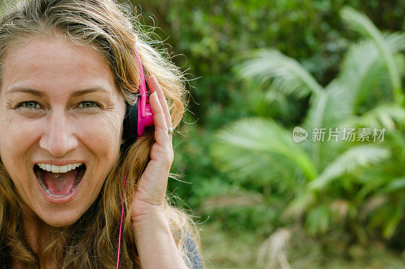 在夏威夷享受美好时光的中年女性。