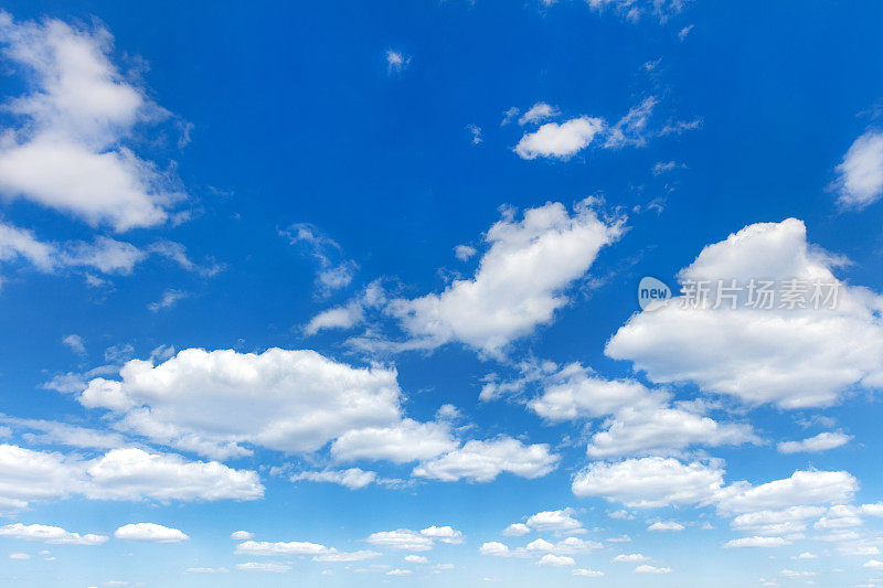蓝天上蓬松的云