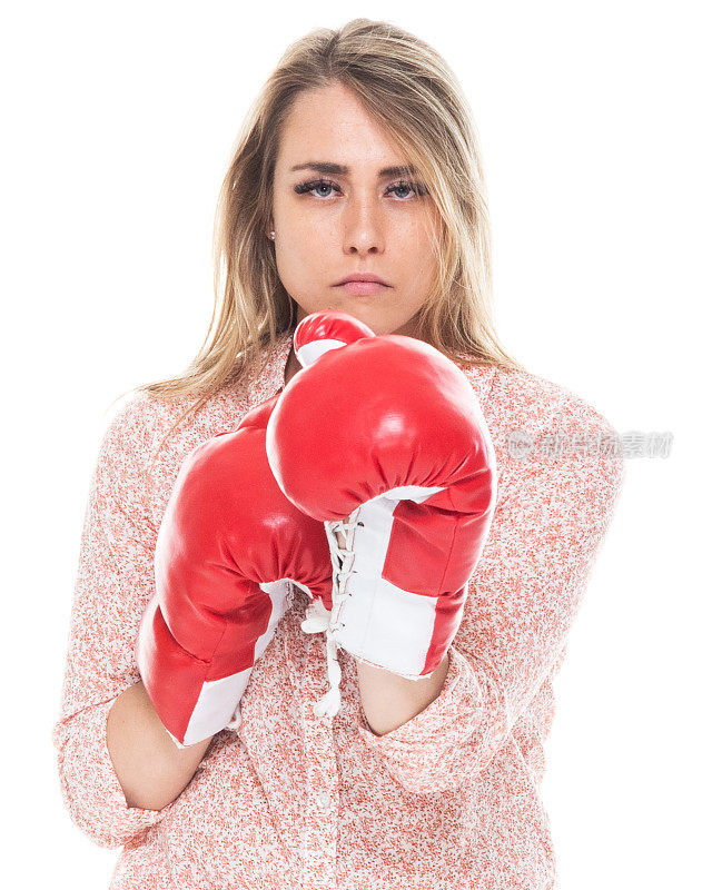 穿着鲜艳鲜艳服装的迷人女性