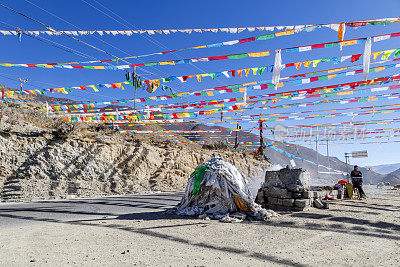 中国西藏自治区喜马拉雅山区佛教经幡