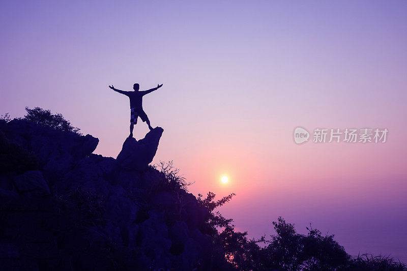 一个人站在山顶看日落