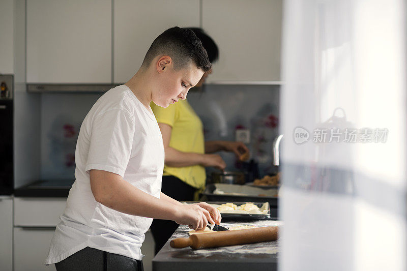 十几岁的男孩喜欢在厨房