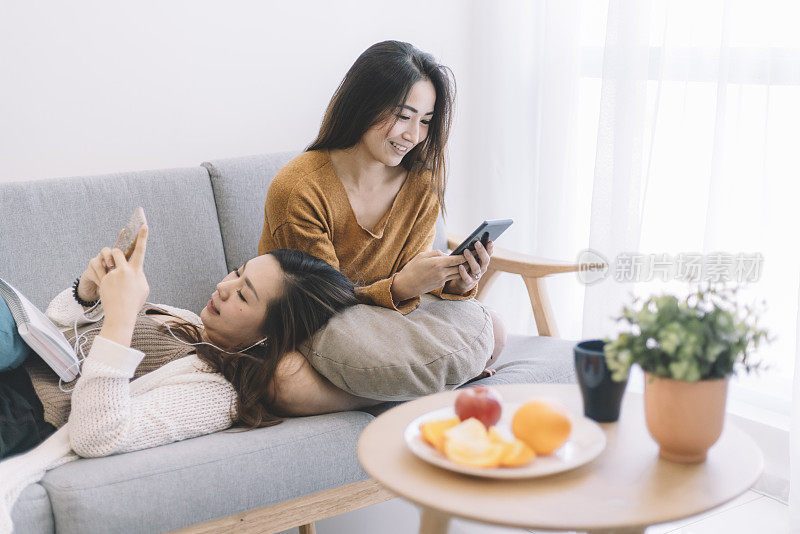 亚洲华人女性朋友在早上使用手机