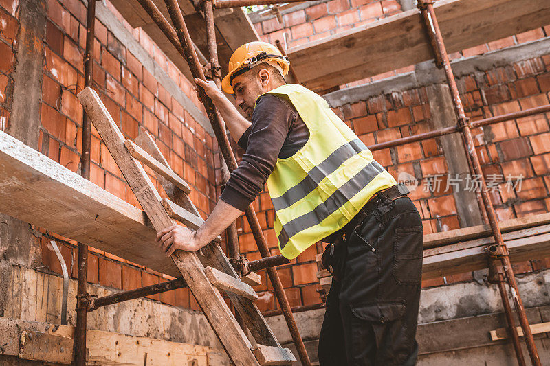 建筑工地上的建筑工人