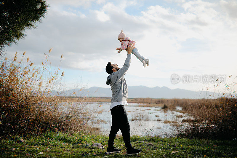 父亲将女儿抛向空中