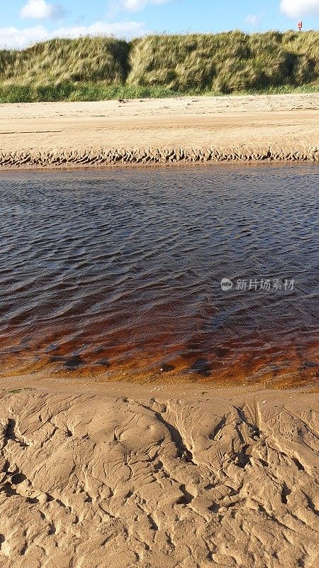 海岸线上的沙子和鹅卵石的图案